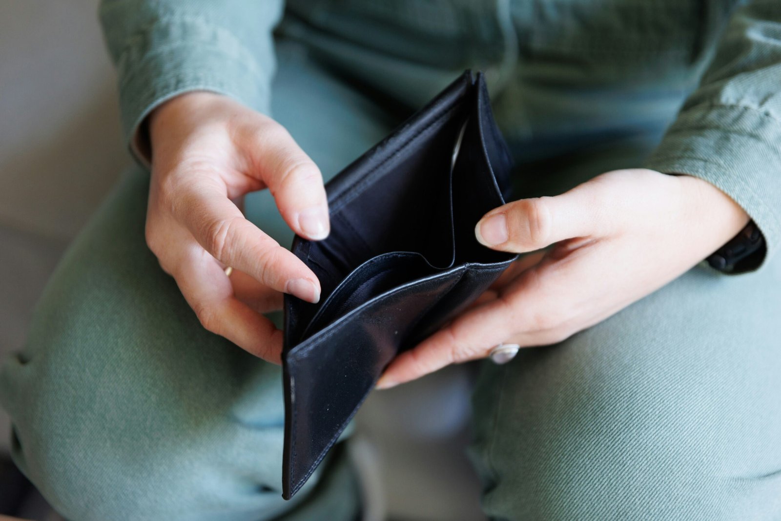 Image of an empty wallet showing how inflation eats pension savings